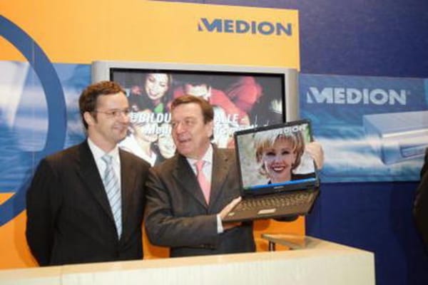 Kanzler besucht Medion-Stand auf der CeBIT