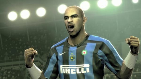 Inters Adriano stürmt für Konami