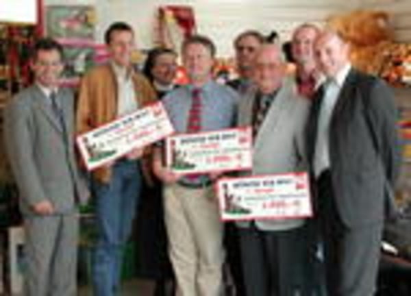 idee+spiel überreicht Spendengutscheine