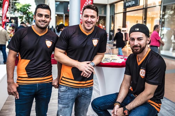 expert stellt "PES"-Team ein