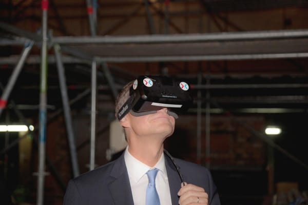 Exozet ermöglicht Berlins Regierendem Bürgermeister Blick in die Zukunft