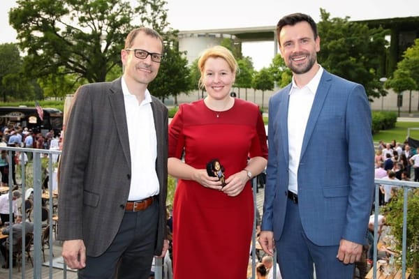 Familienministerin Giffey zu Besuch auf dem game-Sommerfest
