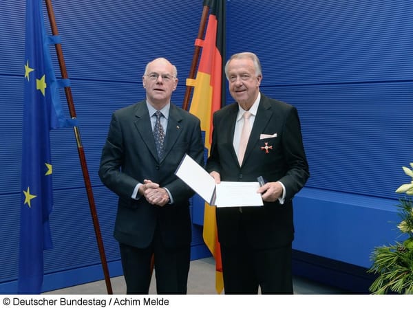 Bundesverdienstkreuz 1. Klasse für Staatsminister a.D. Bernd Neumann