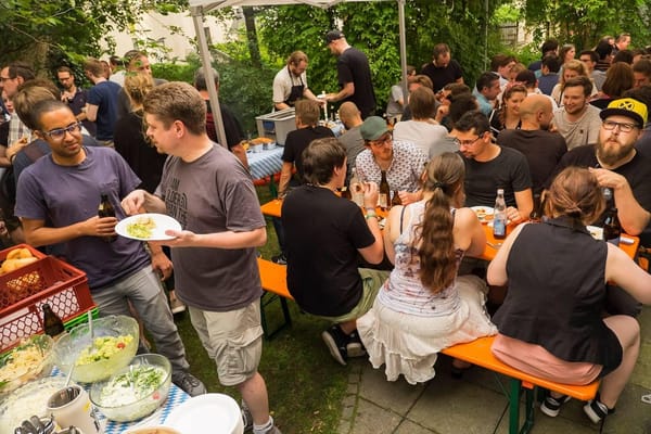 Agentur-Biergarten zog 150 Gäste an