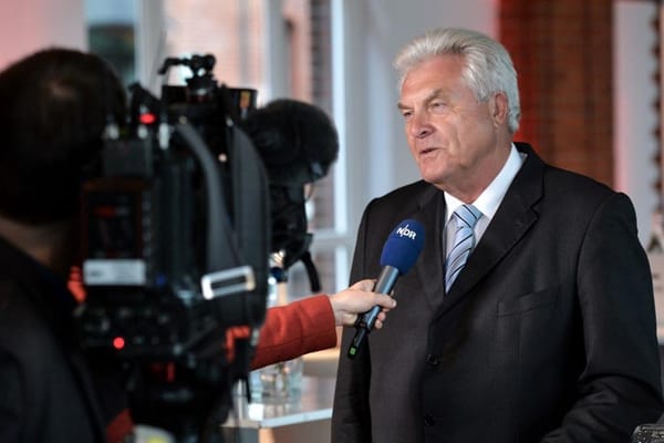 Lothar Hay: "Hakenkreuze gehören nicht in PC-Spiele"