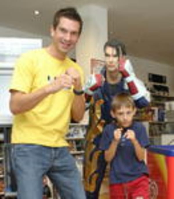 McMedia überreicht Tekken-Statue an Gewinner