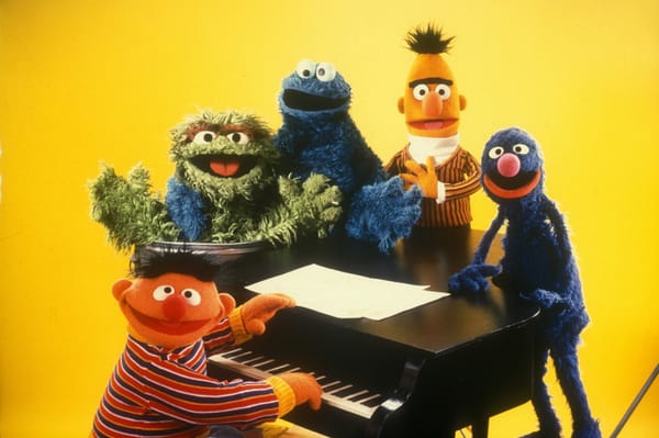 Krümelmonster und Co. spielen mit Warner