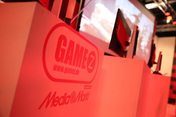 MediaMarkt mit Showbühne und YouTube-Stars in Köln