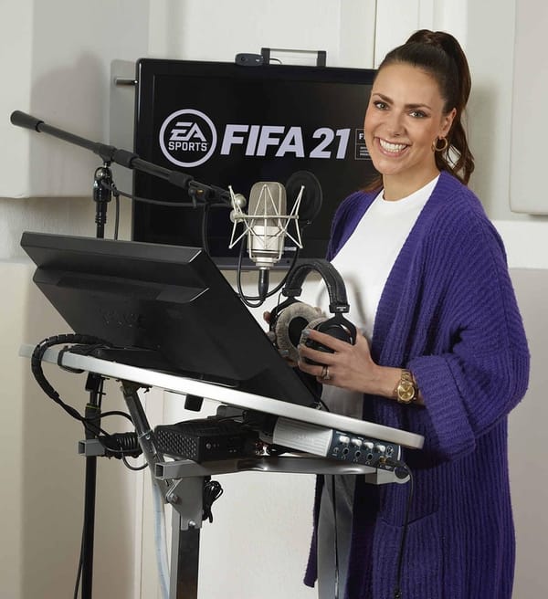 Esther Sedlaczek als deutsche Stimme in "FIFA 21"