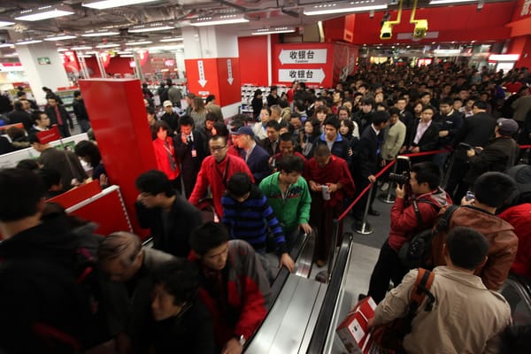 Tausende Kunden stürmen ersten Media Markt Chinas