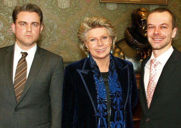 Reding informiert sich in Hamburg