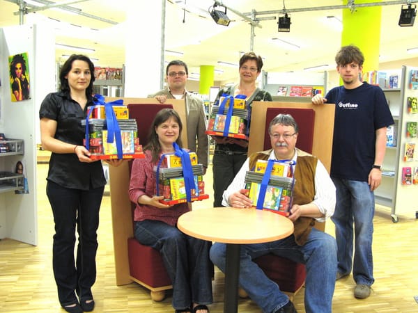 Outline spendet Spiele an Bibliotheken