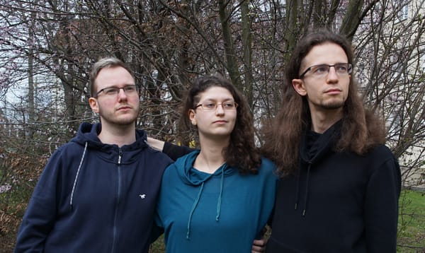 Moonlit Monitors im Studioporträt: Gegen Keime und für einen jungen Standort